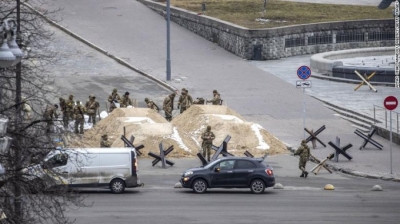 Me postblloqe, pushkë dhe flamuj ukrainas, banorët e Kievit përgatiten për mbërritjen e autokolonës së madhe ruse