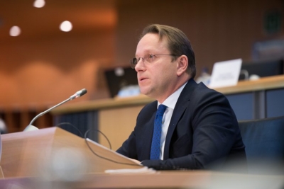 Varhelyi i prerë:Gjykata Kushtetuese duhet funksionale para Konferencës së parë ndërqeveritare