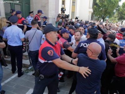 Rama vë në zbatim ligjin kontrovers të koncesionit të Teatrit, pavarësisht akuzave për antikushtetutshmëri