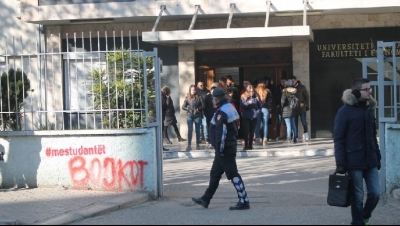 Studentët e Ekonomikut përplasen me rojet e sigurisë