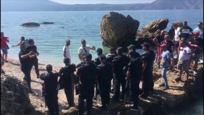 ‘Na gritë nga lekët banditë’/ Nis shembja e ndërtesave në Vlorë, banorët përplasen me policinë