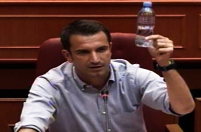 Një bidon ujë për Lali Erin