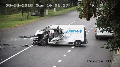 VIDEO/ Mrekullitë ndodhin, shikoni si shpëton ky shofer nga ky aksident i tmerrshëm