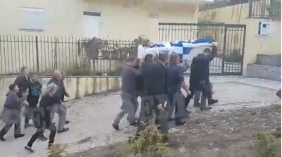 I veshur si ushtar dhe i mbështjell me flamurin grek, shikoni si pritet Kacifas në fshatin e tij (VIDEO)