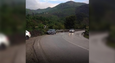 Aksident në aksin Elbasan-Librazhd, përplasen dy makina