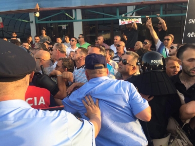 VIDEO DHE FOTO përplasjet mes qytetarëve dhe policisë/ Nga sot, kështu do të jetë pritja e Ramës në qytetet e vendit