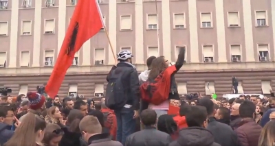 VIDEO/ Studentët poshtë zyrave të Ramës, me mijëra te Kryeministria