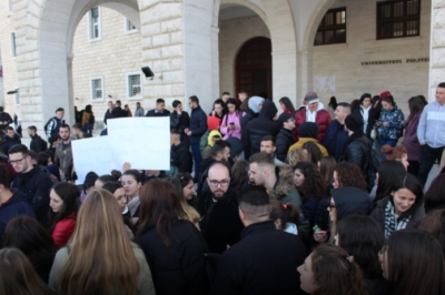 Fotot e revoltës/ Protesta e studentëve që diskrediton qeverinë e Ramës…