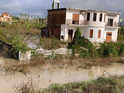 Fushë-Kruja nën ujë, banorët e përmbytur: Askush nuk na përgjigjet. Kërkojmë ndihmë