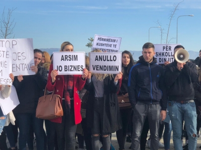 “Ta bëjmë ne ndryshimin”, nis protesta e studentëve dhe në Durrës