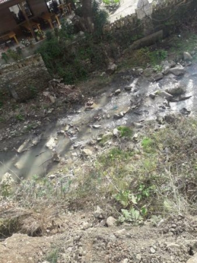 Aksident i rëndë në Berat, përmbyset kamioni me pllaka guri, plagoset shoferi 35-vjeçar