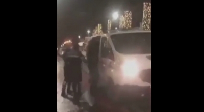 &quot;I gjuajti!”/ Tubimi për Klodian Rashën, efektivi dhunon një protestues shoqëruar në automjetin e policisë! Shikoni momentin kur e godet