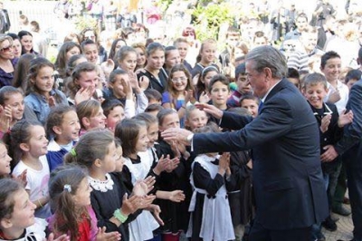 Ish-Kryeministri Berisha, urim të përzemërt për nxënësit, prindërit dhe mësuesit e tyre